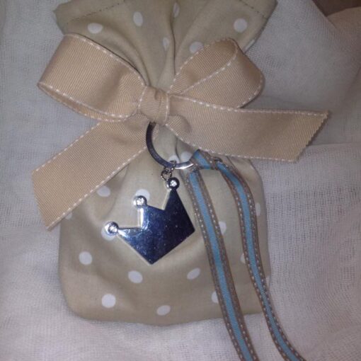 Μπομπονιέρα Χειροποίητο Πουγκί Μπεζ Με Πουά Και Μεταλλικό Μπρελόκ Στέμμα