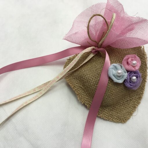 Μπομπονιέρα Λινάτσα Καρδιά Με Χειροποίητα Λουλούδια Από Γάζα Και Πέρλα