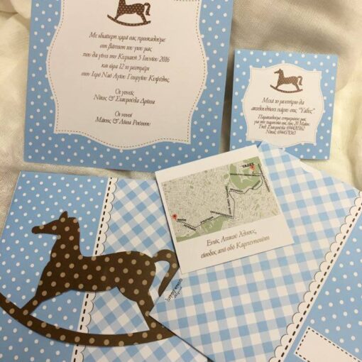 Προσκλητήριο Βάπτισης Τετράγωνο Καρώ Πουά Με κοπτικό Αλογάκι Πάνω Στο Φάκελο