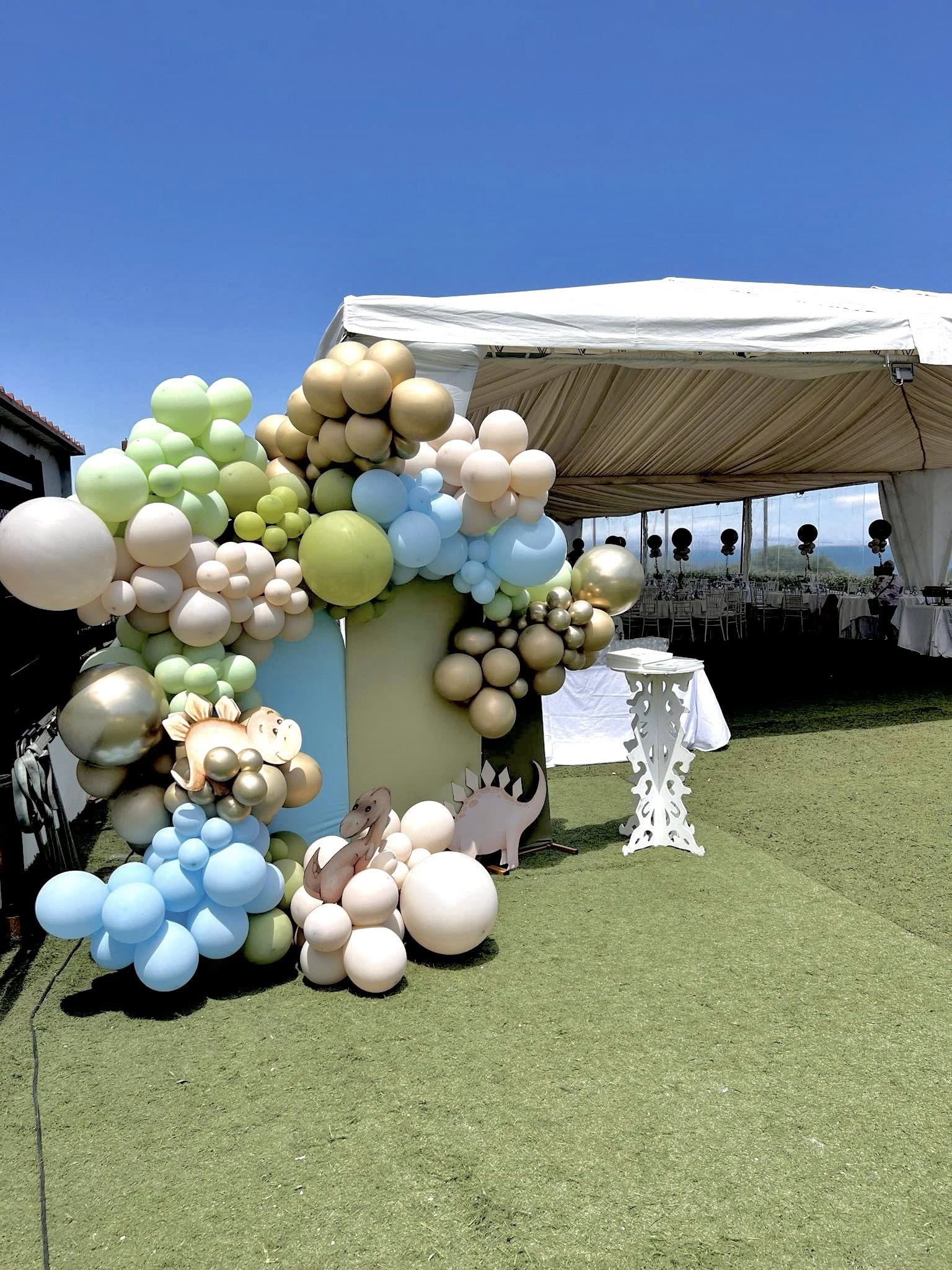 Σύνθεση γιρλάντας με μπαλόνια και δεινόσαυρους